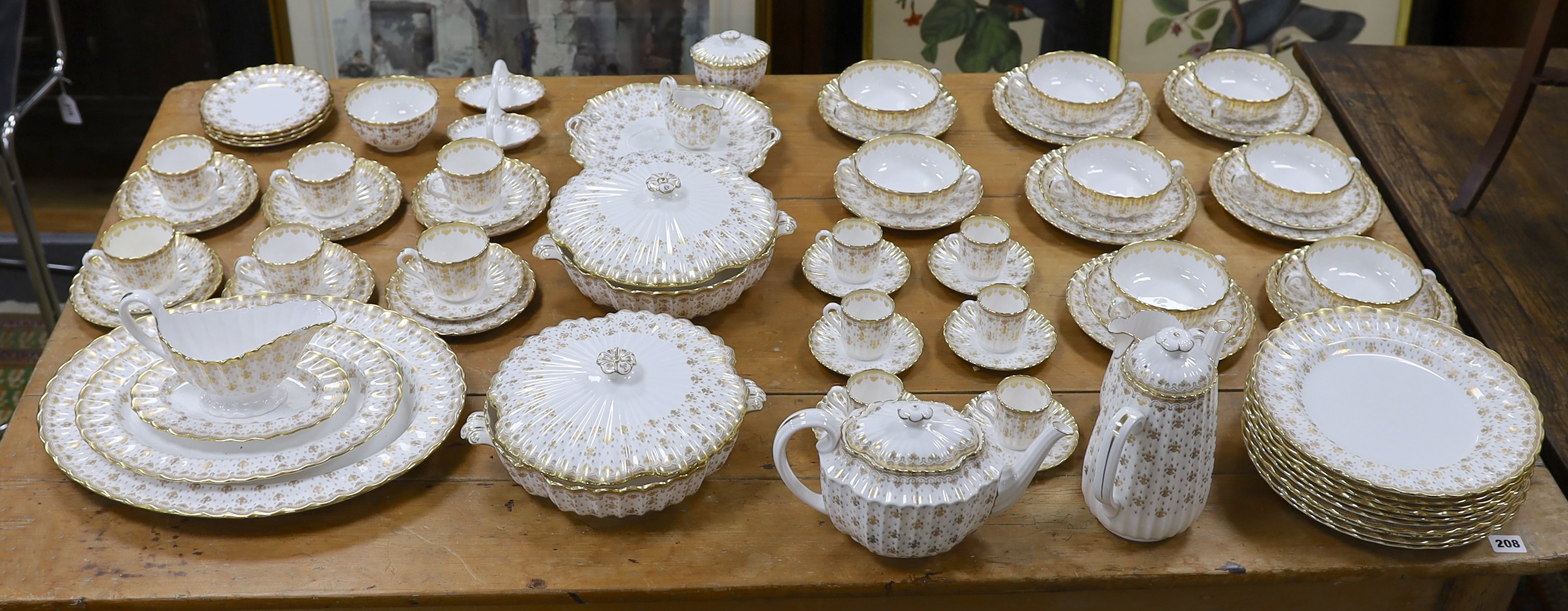 A Spode fleur de lys pattern dinner and tea service